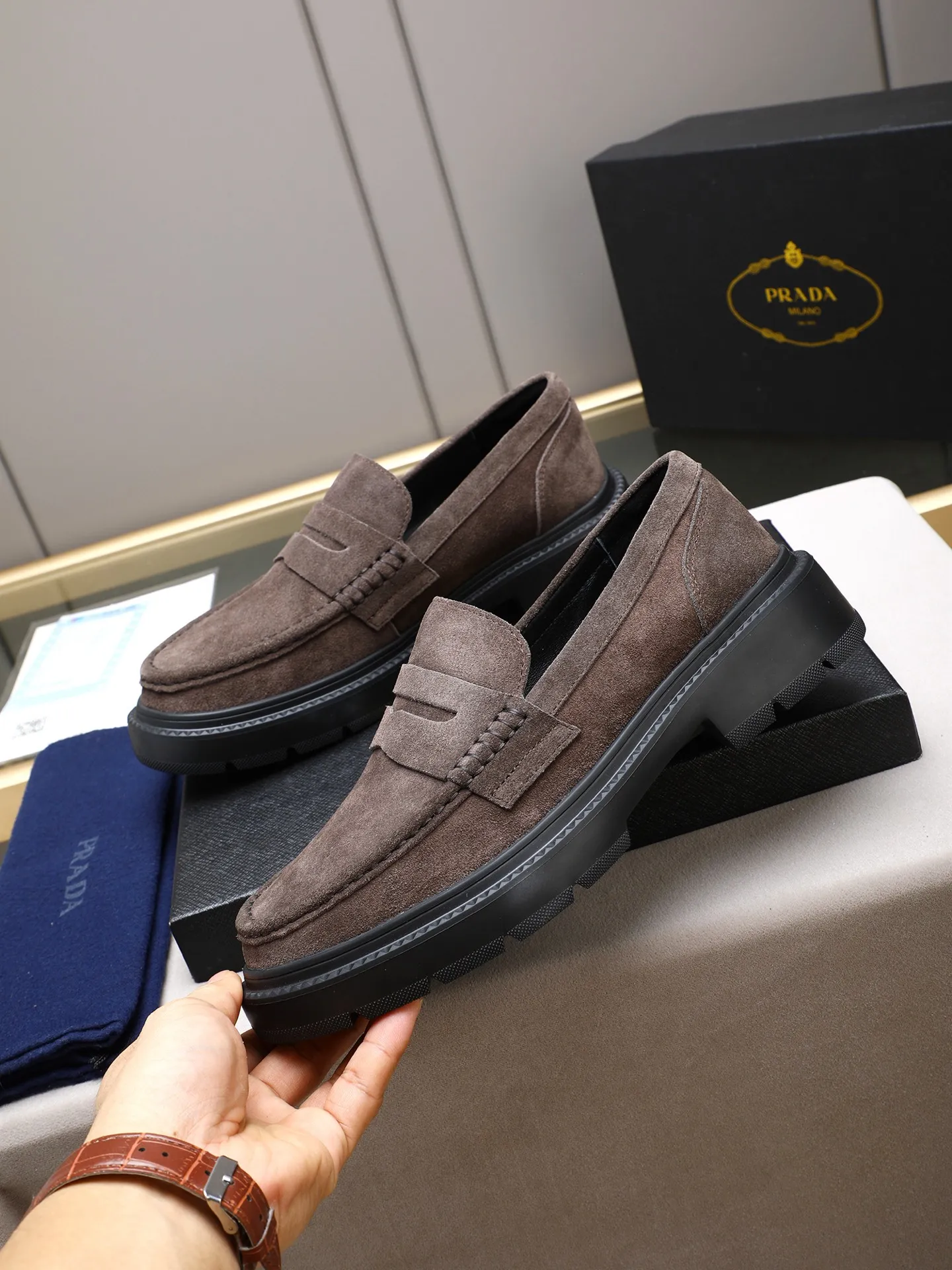 Men's shoes💰480 [Available on Tmall and Taobao major platforms] Prada men's best-selling premium casual leather shoes, imported first-layer matte cowhide loafers combine exquisite elements with modern charm, are strong in toughness, resistant to folding, not easily deformed, and durable in wear! Water-dyed sheep's ➕cow pad! Foam ultra-light and wear-resistant outsole, code number 38-44 (45 is custom-made, non-returnable and non-exchangeable)